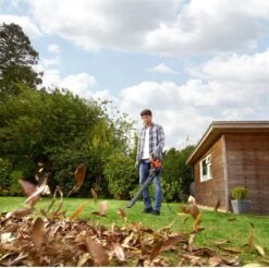 Black & Decker BLACK+DECKER BEBLV300SB-QS Bladblazer - 404 Km/u - 3000W - Zuig-/blaasfunctie - Gesnoerd 18 Black & Decker BLACK+DECKER BEBLV300SB-QS Bladblazer - 404 Km/u - 3000W - Zuig-/blaasfunctie - Gesnoerd -Tuinartikelen Winkel 1200x1195 8