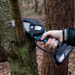 NovarGarden® Mini Kettingzaag NG1 - Met 2x Accu - Takkenzaag - Snoeizaag - Electrisch - Handzaag - Boomzaag - 21V -Tuinartikelen Winkel 1200x1200 448
