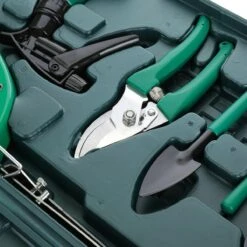 Merkloos 10-Delige Tuingereedschap Set Inclusief Opbergkoffer - Tuinierset - Tuinsetje - Gereedschap Voor Tuin - Tuinschaar - Tuinschepje - Bloemenschaar - Voegenkrabber - Plantenspuit - Grasschaar - Bloemenschep - Tuinhark -Tuinartikelen Winkel 1200x1200 915