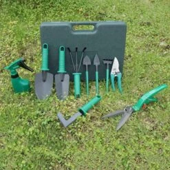 Merkloos 10-Delige Tuingereedschap Set Inclusief Opbergkoffer - Tuinierset - Tuinsetje - Gereedschap Voor Tuin - Tuinschaar - Tuinschepje - Bloemenschaar - Voegenkrabber - Plantenspuit - Grasschaar - Bloemenschep - Tuinhark -Tuinartikelen Winkel 1200x1200 916