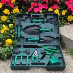 Merkloos 10-Delige Tuingereedschap Set Inclusief Opbergkoffer - Tuinierset - Tuinsetje - Gereedschap Voor Tuin - Tuinschaar - Tuinschepje - Bloemenschaar - Voegenkrabber - Plantenspuit - Grasschaar - Bloemenschep - Tuinhark -Tuinartikelen Winkel 1200x1200 925