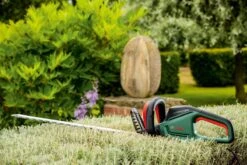 Bosch UniversalHedgeCut 60 Heggenschaar - Op Snoer - Lengte 60 Cm 13 Bosch UniversalHedgeCut 60 Heggenschaar - Op Snoer - Lengte 60 Cm -Tuinartikelen Winkel 1200x800 68