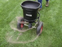 Kreator KRTGR9005 Strooiwagen - 300 Tot 370 Cm Strooibreedte - 23 Liter 11 Kreator KRTGR9005 Strooiwagen - 300 Tot 370 Cm Strooibreedte - 23 Liter -Tuinartikelen Winkel 1200x900 11