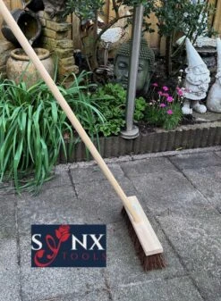 Synx Tools Bezem - Stadsbezem 30 Cm - Buitenveger - Veger - Steel 120 Cm - Harde Natuurvezels - Straatbezem - Bezems - Buitenbezem - Tuinbezem 5 Synx Tools Bezem - Stadsbezem 30 Cm - Buitenveger - Veger - Steel 120 Cm - Harde Natuurvezels - Straatbezem - Bezems - Buitenbezem - Tuinbezem -Tuinartikelen Winkel 880x1200 2